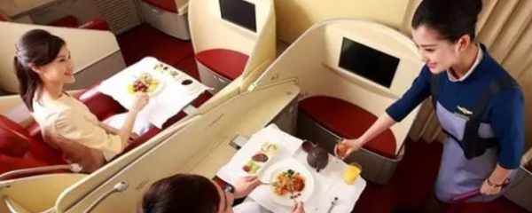 飛機上的正餐服務 為什么乘客能享用機上餐食？